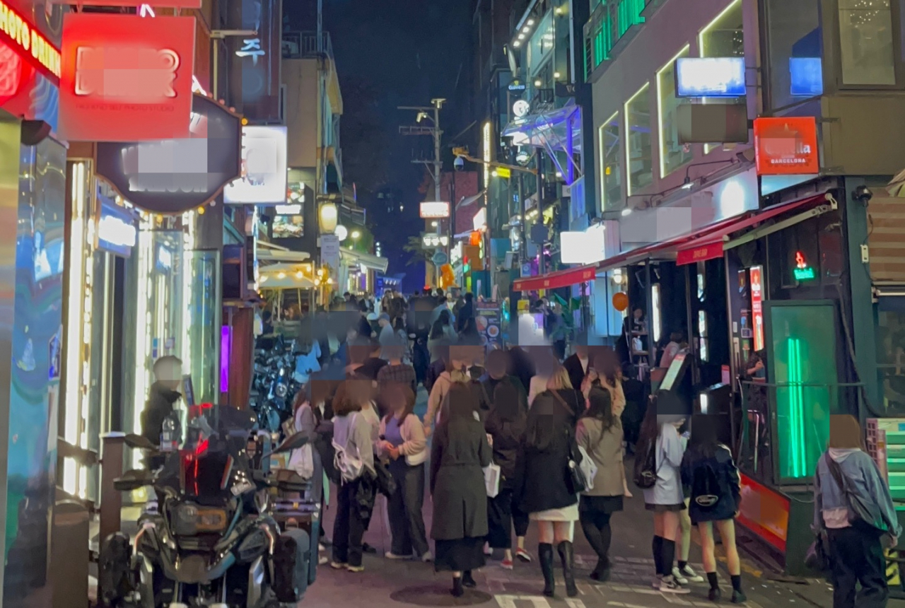 A street in Itaewon, Seoul, bustles with people on Oct. 14, two weeks before the first anniversary of the Itaewon crowd crush. (Lee Jaeeun/The Korea Herald)
