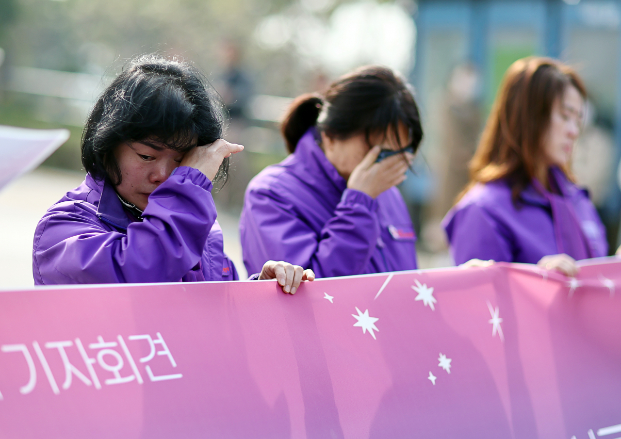 Bereaved families break into tears while demanding that Yongsan-gu Mayor Park Hee-young resign in front of the Yongsan-gu Office on Tuesday. Park is accused of failing to prepare safety and accident prevention measures in Itaewon during the Halloween weekend last year and inappropriately responding to the incident. (Yonhap)