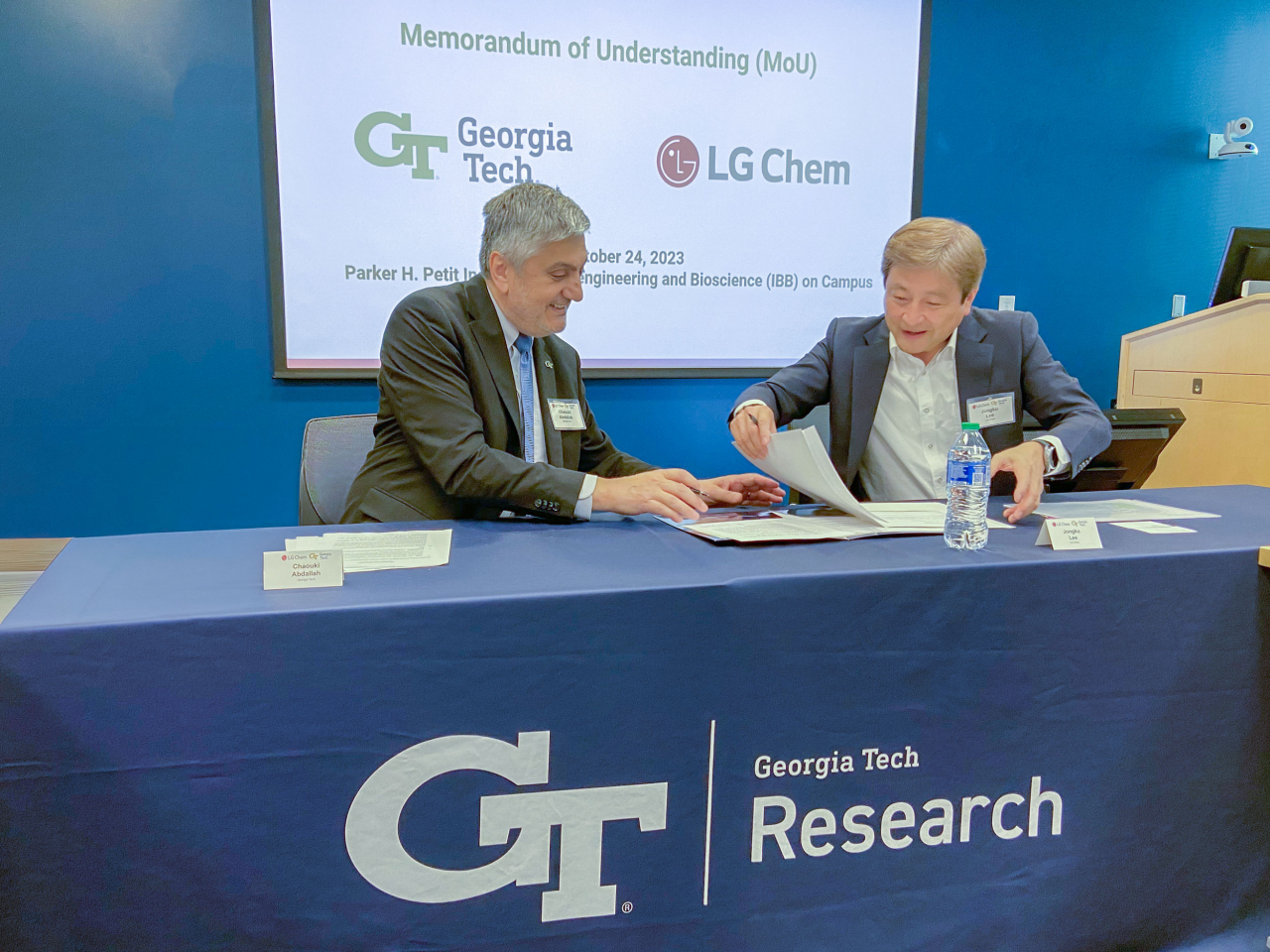 LG Chem Chief Technology Officer Lee Jong-ku (right) signs a joint research agreement with Chaouki Abdallah, the executive vice president for research at the Georgia Institute of Technology in Atlanta, Tuesday. (LG Chem)