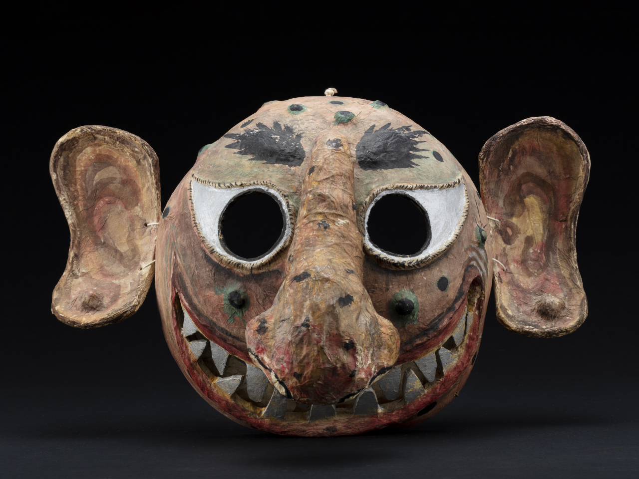 A malttugi mask from Korea, representing a servant character often featured in satirical performances originating from the early 20th century (NFMK)