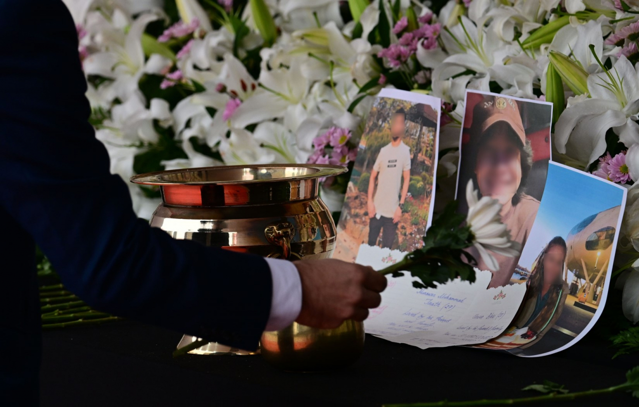 A person lays a flower on a mourning altar on Nov. 1, 2022 at Seoul Plaza. (Park Hae-mook/The Korea Herald)