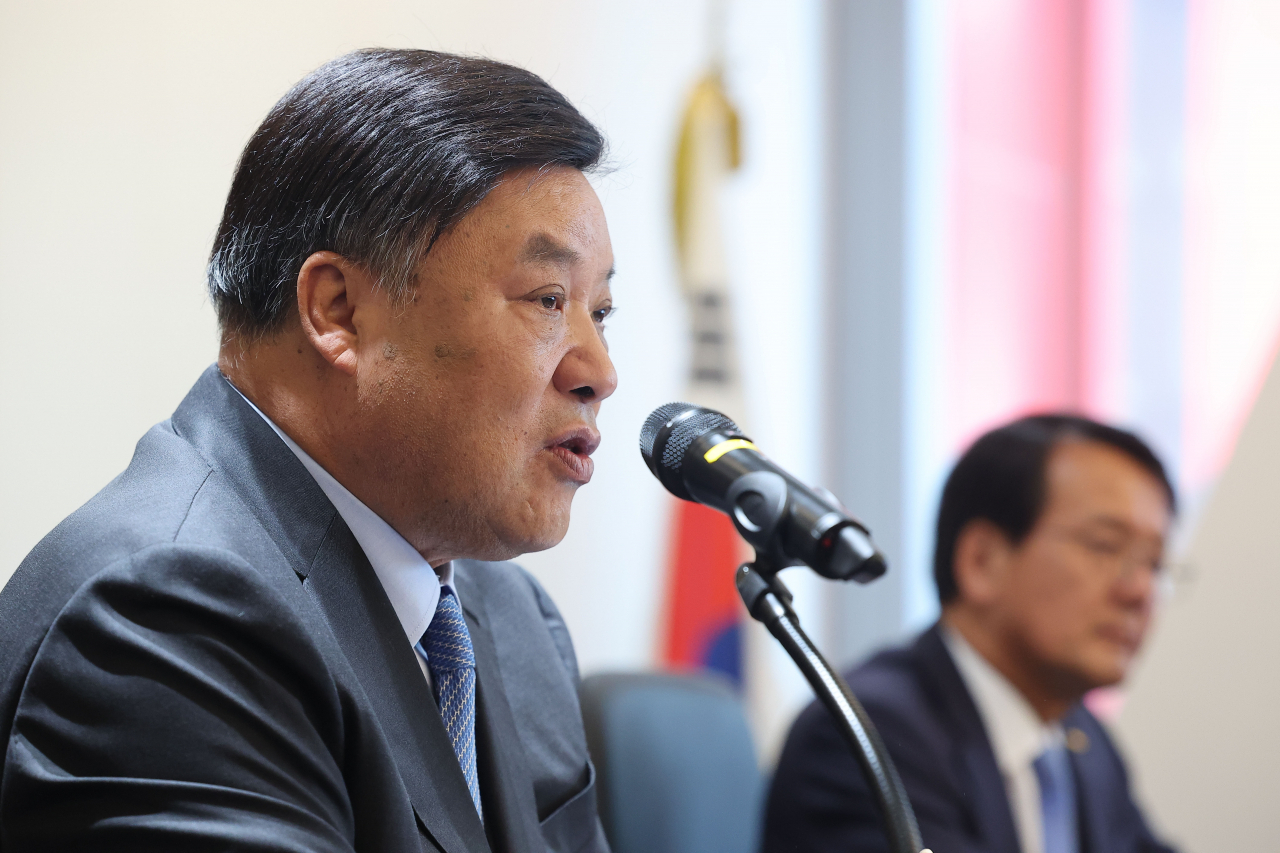 Celltrion founder and Chairman Seo Jung-jin speaks during a press conference on the merger between Celltrion and Celltrion Healthcare held at Parc.1 Tower 2 in Yeouido, Seoul, Wednesday. (Yonhap)