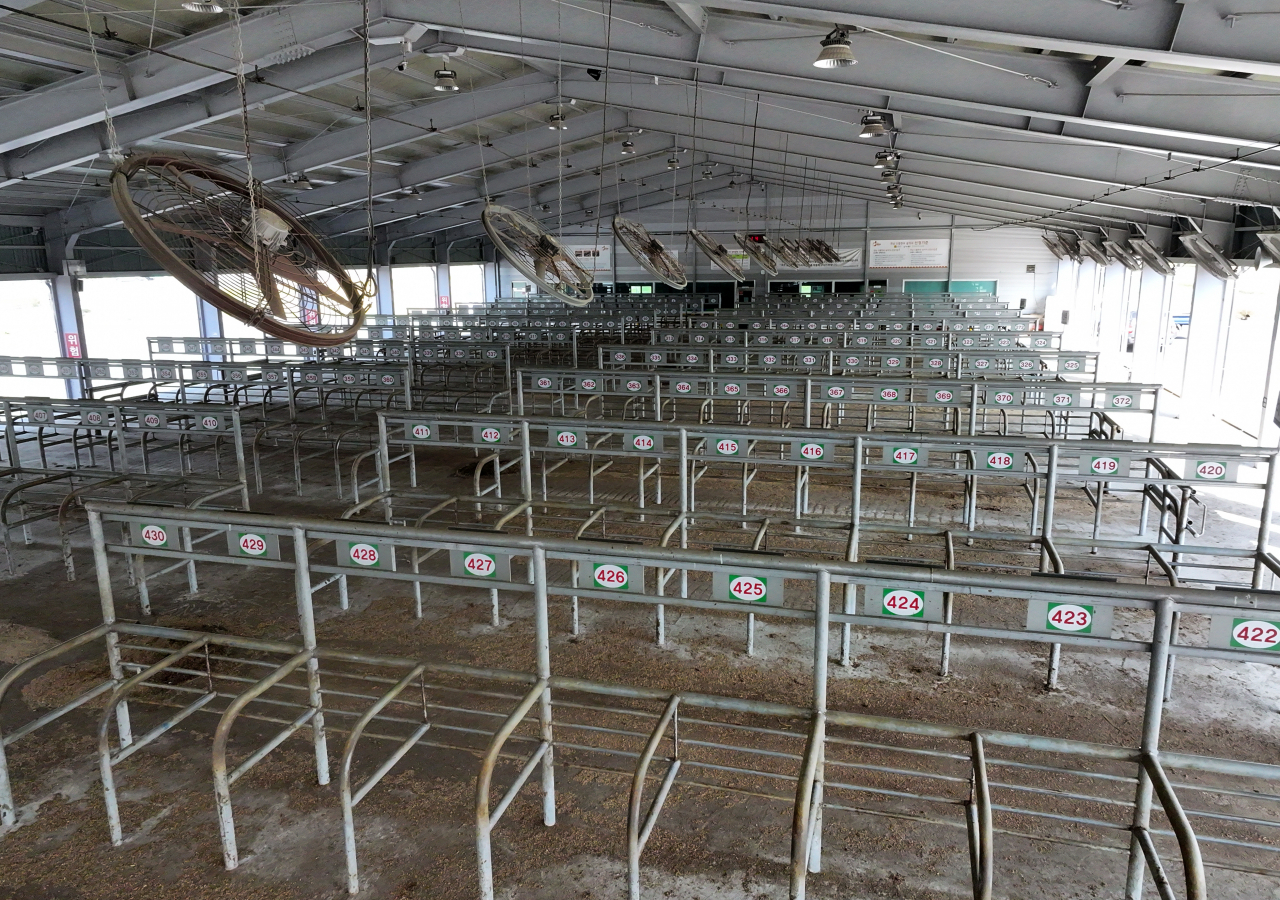 Jangheung livestock market in South Jeolla Province is closed, Wednesday. The market, which opens every Wednesday, was shut down due to the spread of lumpy skin disease. (Yonhap)