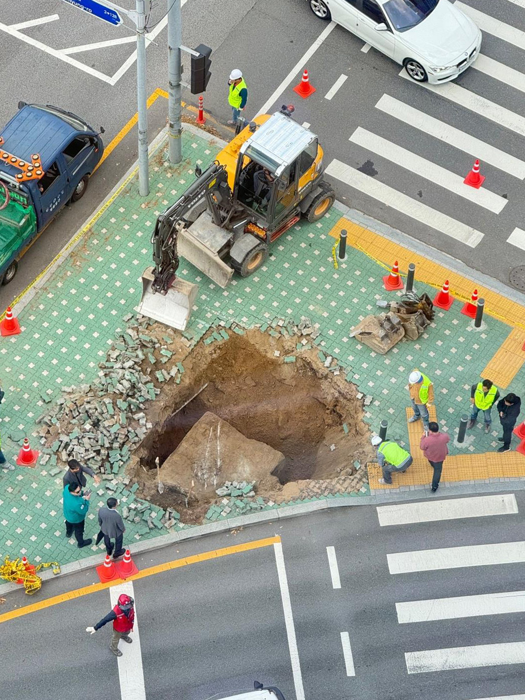 A 4-meter deep sinkhole opened up on a traffic island between IFC Mall and Parc 1 Tower in Yeouido, western Seoul on Wednesday. (Yonhap)