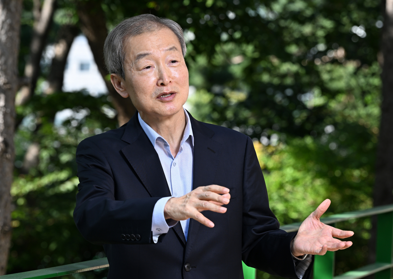 Ahn Ho-young, South Korea’s former ambassador to the US, poses for a photo ahead of an interview with The Korea Herald at Kyungnam University’s Institute for Far Eastern Studies in central Seoul on Sept. 7. (Im Se-jun/The Korea Herald)
