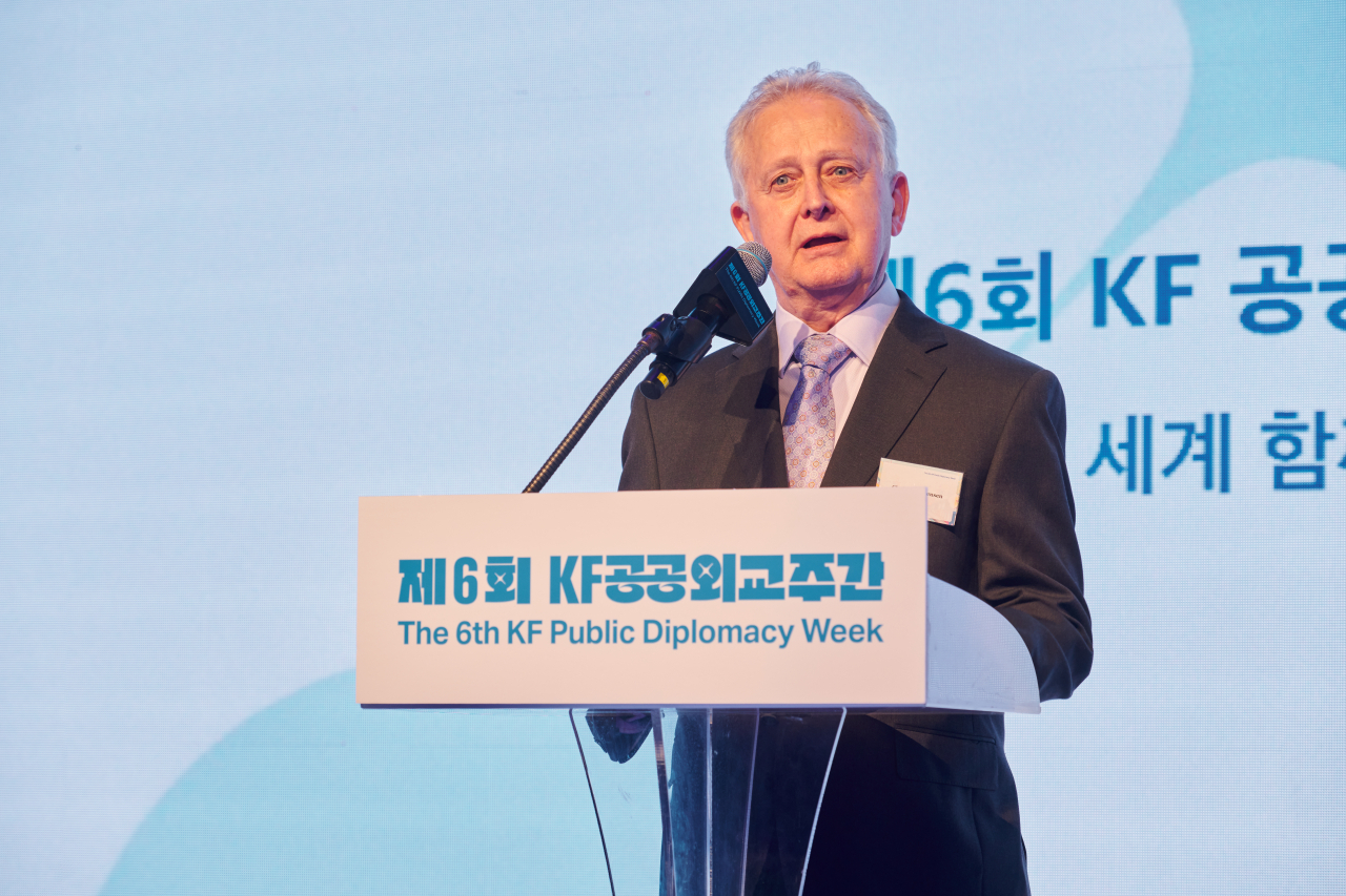 Professor emeritus Clark Sorensen gives a speech after receiving the Korea Foundation Award on Oct. 13 in Seoul at the opening ceremony of the 6th Public Diplomacy Week, an annual event organized by the KF to raise awareness of public diplomacy. (Korea Foundation)