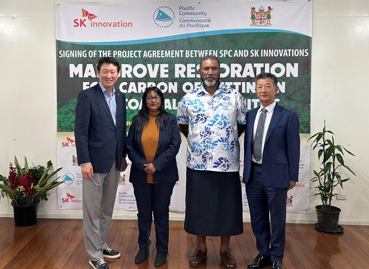 From left: Lim Su-kil, head of SK Innovation's value creation center, Sanjana Lal, conservator of forests from the Ministry of Fisheries and Forestry in Fiji, Jalesi Mateboto, adviser of land resources division of the Pacific Community, and Oh Jung-taek, consul at the Embassy of the Republic of Korea in Fiji, pose for a photo after signing an agreement for a mangrove restoration project in Suva, Fiji, on Wednesday. (SK Innovation)
