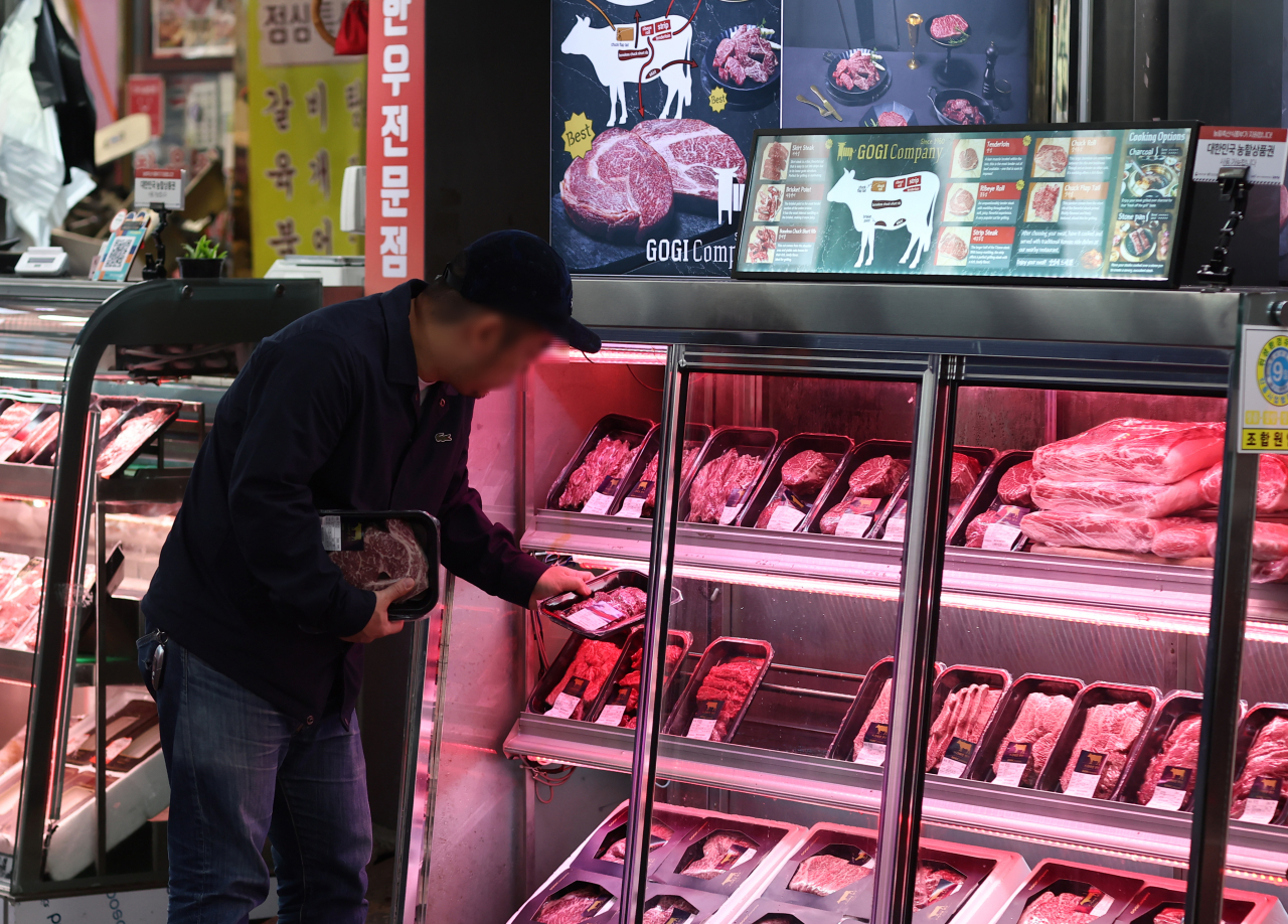 A customer shops for Korean beef in Majang-dong in Seongdong-gu, Seoul, Wednesday. (Yonhap)