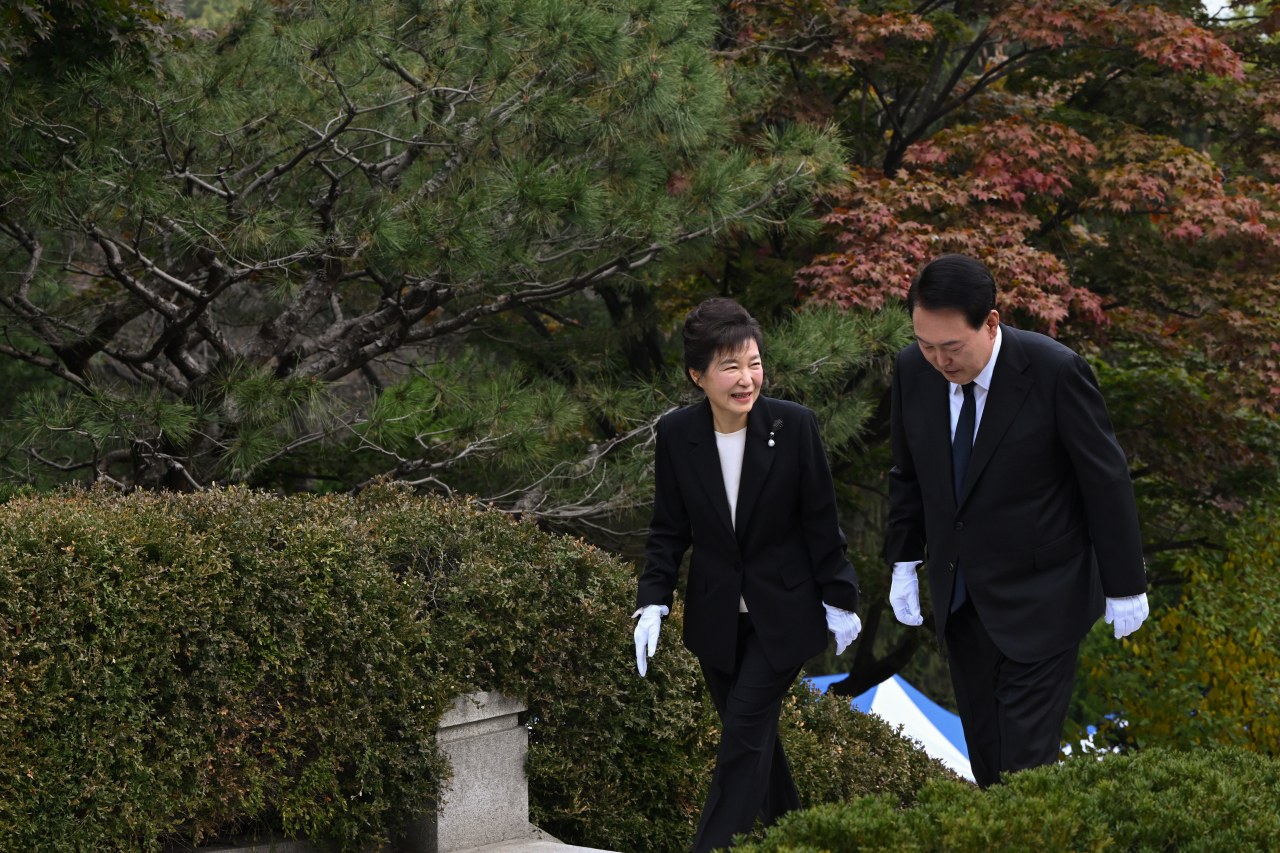 President Yoon Suk Yeol (right) are seen with ex-president Park Geun-hye during a death anniversary of Park's father and ex-president, Park Chung-hee, held at the Seoul National Cemetery Thursday. (Joint Press Corp.)