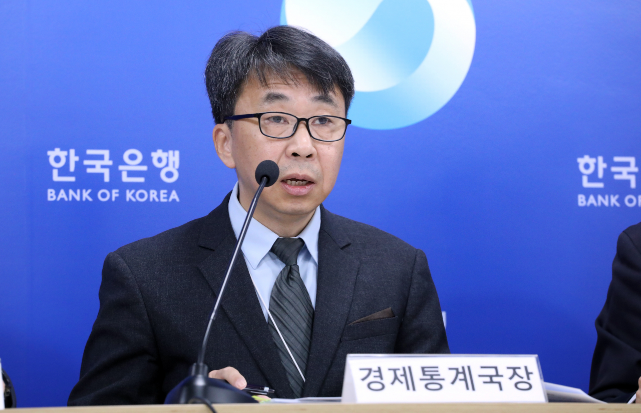 Shin Seung-cheol, director of the economic statistics department at the BOK, speaks at a press briefing held at the central bank's headquarters in Seoul, Thursday. (Yonhap)