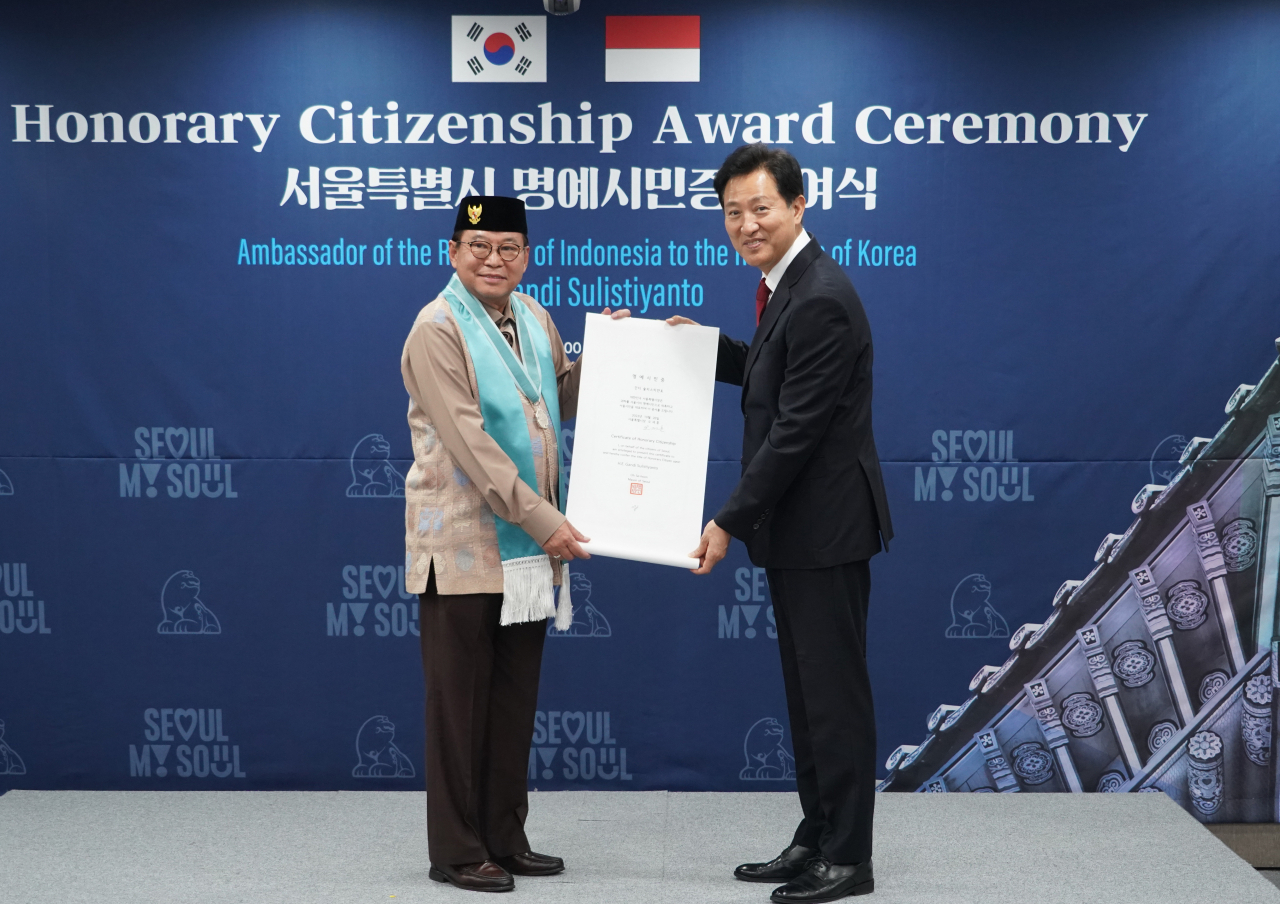 Indonesian Ambassador to South Korea Gandi Sulistiyanto (left) receives a certificate of honorary citizenship from Seoul Mayor Oh Se-hoon at Seoul City Hall on Thursday. (Seoul Metropolitan Government)