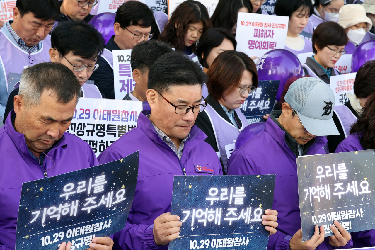 Demonstrators pay respect to the victims of the Halloween crowd crush on Saturday in Gwangju Park, Gwangju. (Yonhap)