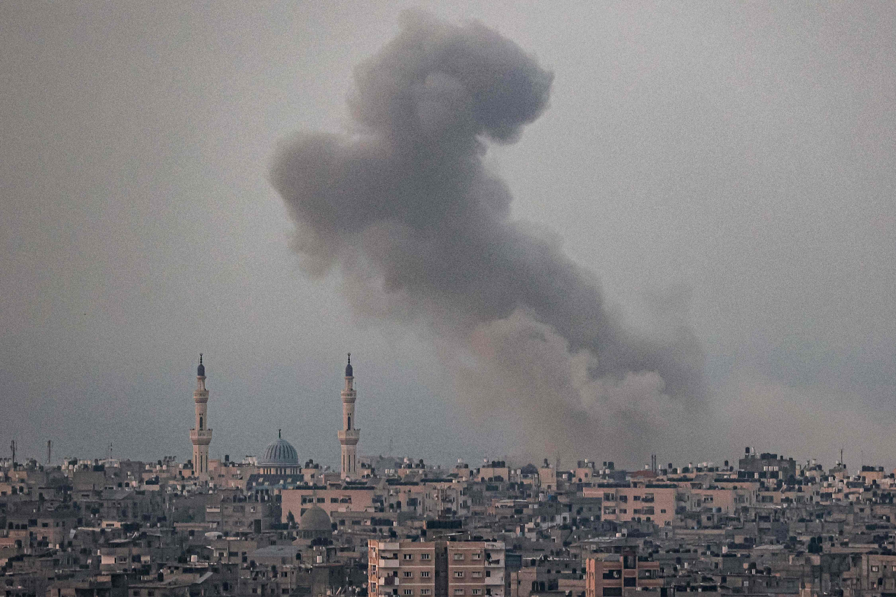 A smoke plume billows after Israeli bombardment in Rafah in the southern of Gaza Strip on Saturday, amid the ongoing battles between Israel and the Palestinian group Hamas. (AFP-Yonhap)