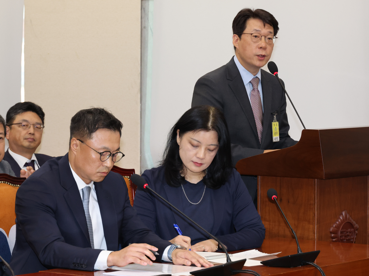 Kim Deok-hwan, CEO of Hyundai Card (right) and Apple Korea President Mark Lee (left) and a translator attend a parliamentary audit on Oct. 11. (Yonhap)