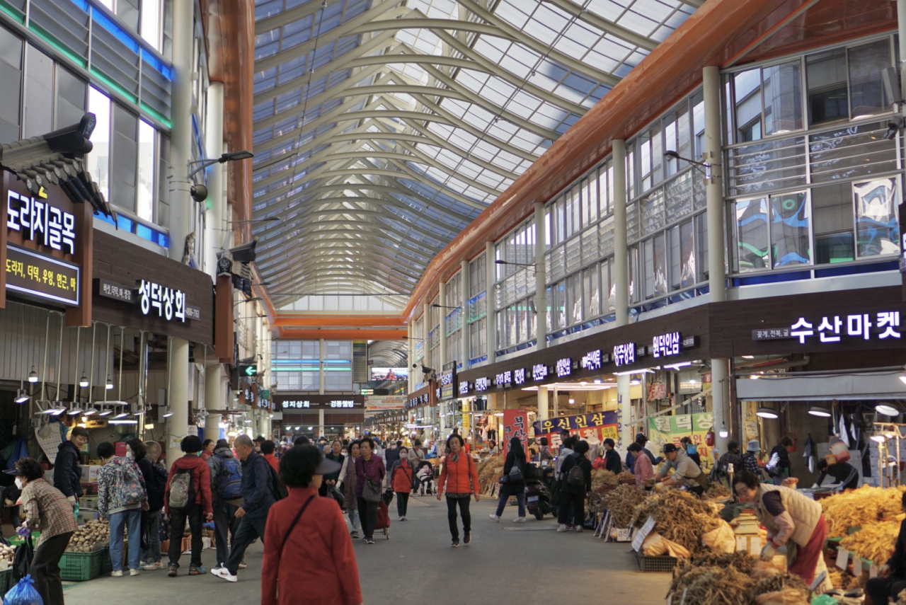 Shoppers walk around market vendors at Gyeongdong Market in Jegi-dong, Dongdaemun-gu, Seoul. (No Kyung-min/The Korea Herald)