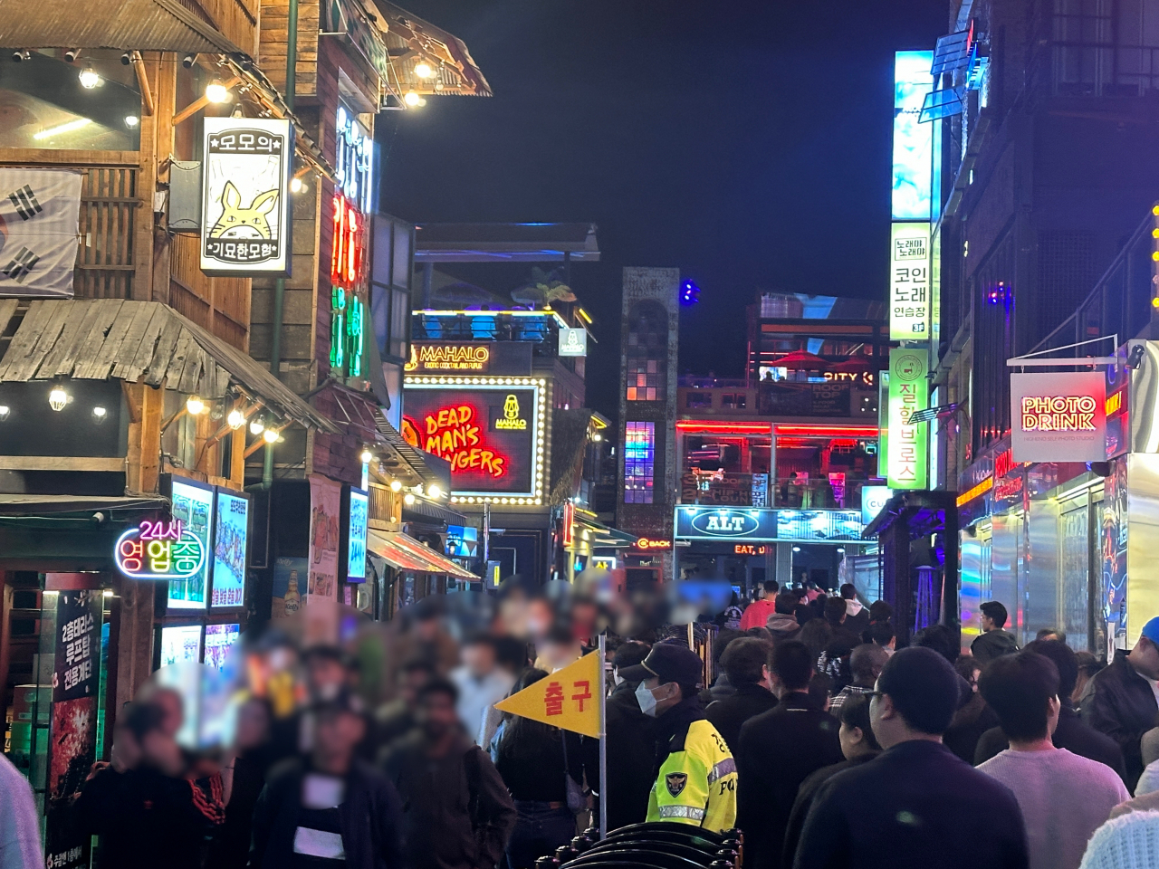 Visitors walk around Itaewon Food Street where most nightlife locations are located in Yongsan-gu, central Seoul on Saturday. (Hwang Joo-young/The Korea Herald)