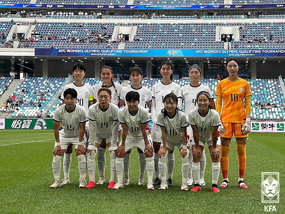 North Korean women's national football team poses for a photo at Xiamen Egret Stadium in Xiamen, China. (Yonhap)