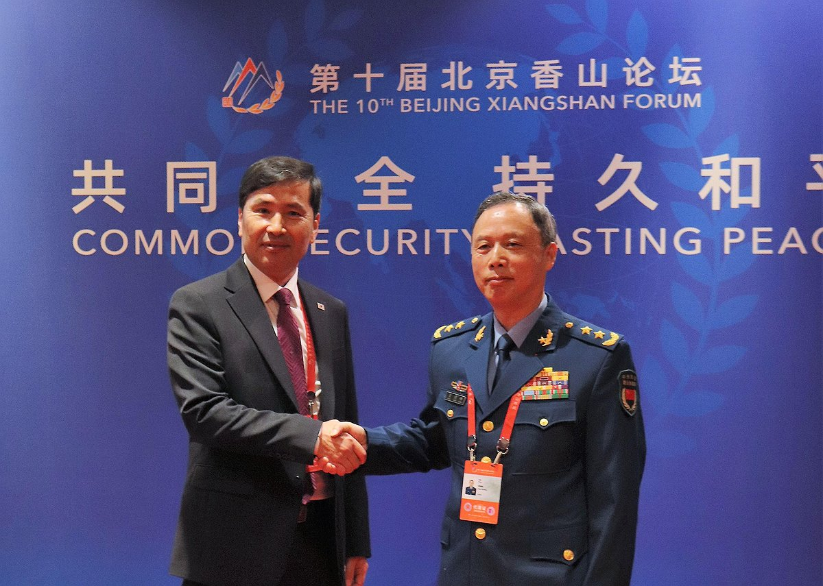 Vice Defense Minister Kim Seon-ho (left) shakes hands with his Chinese counterpart, Lt. Gen. Jing Jianfeng, as they meet for talks on the margins of the Xiangshan Forum in Beijing on Sunday. (Yonhap)