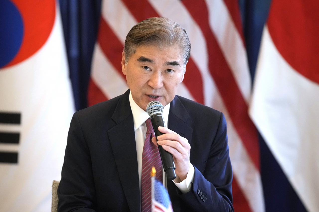 US Special Representative for North Korea Sung Kim speaks during a meeting with his South Korean and Japanese counterparts, Kim Gunn and Hiroyuki Namazu, respectively, in Jakarta on Oct. 17. (AP-Yonhap)