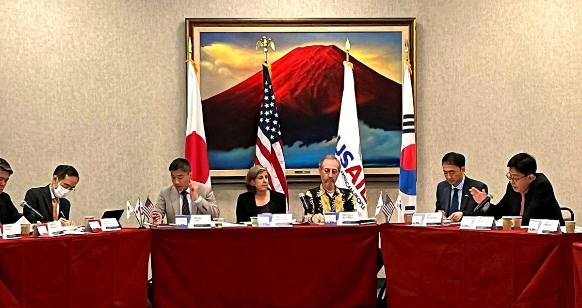Officials of South Korea, the United States and Japan, in charge of handling humanitarian assistance, gather to discuss cooperation in aid and development during their first trilateral dialogue in Honolulu, Hawaii, on Monday. (Seoul's foreign ministry)