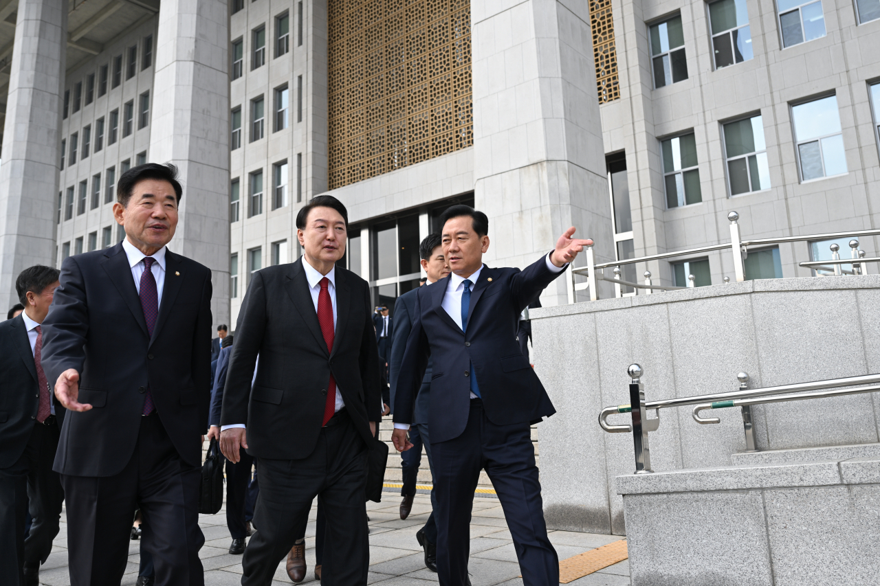 President Yoon Suk Yeol (second from left) arrives at the National Assembly in Yeouido, central Seoul, on Tuesday for budget speech. (Yonhap)
