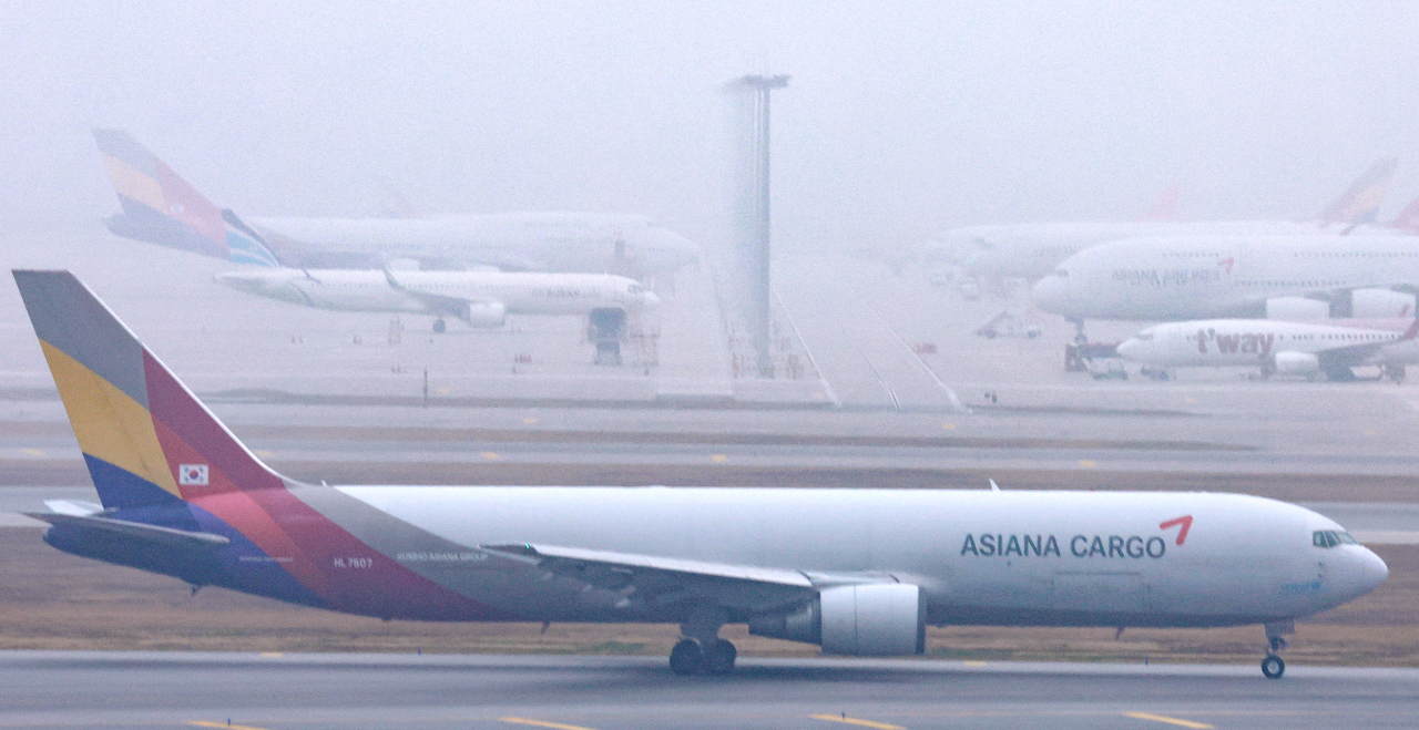 Asiana Airlines' cargo aircraft at Incheon International Airport (Yonhap)