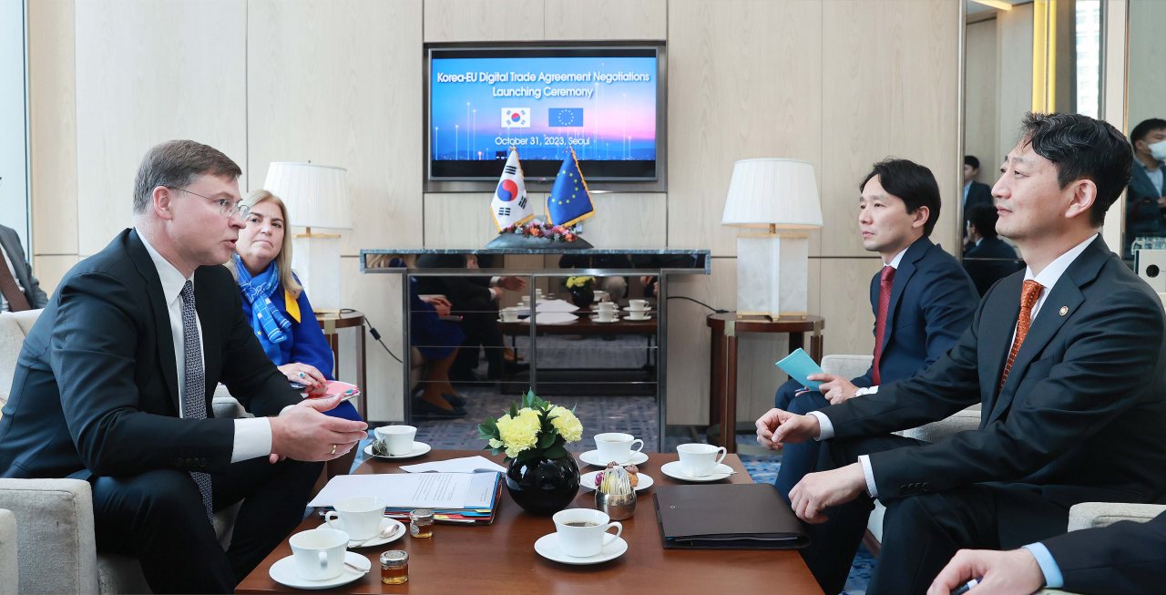 Trade Minister Ahn Duk-geun meets with Executive Vice President Valdis Dombrovskis of the European Commission in Seoul on Tuesday to discuss pending bilateral trade issues. (Yonhap)