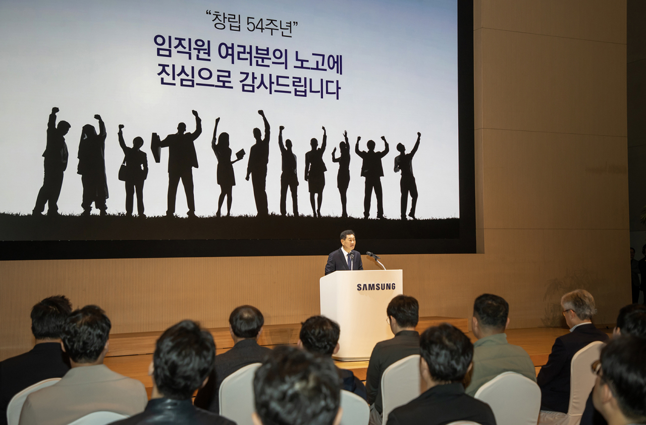 Samsung Electronics Vice Chairman Han Jong-hee delivers a speech marking the 54th anniversary of the company at its headquarters in Suwon, Gyeonggi Province, Wednesday. (Samsung Electronics)