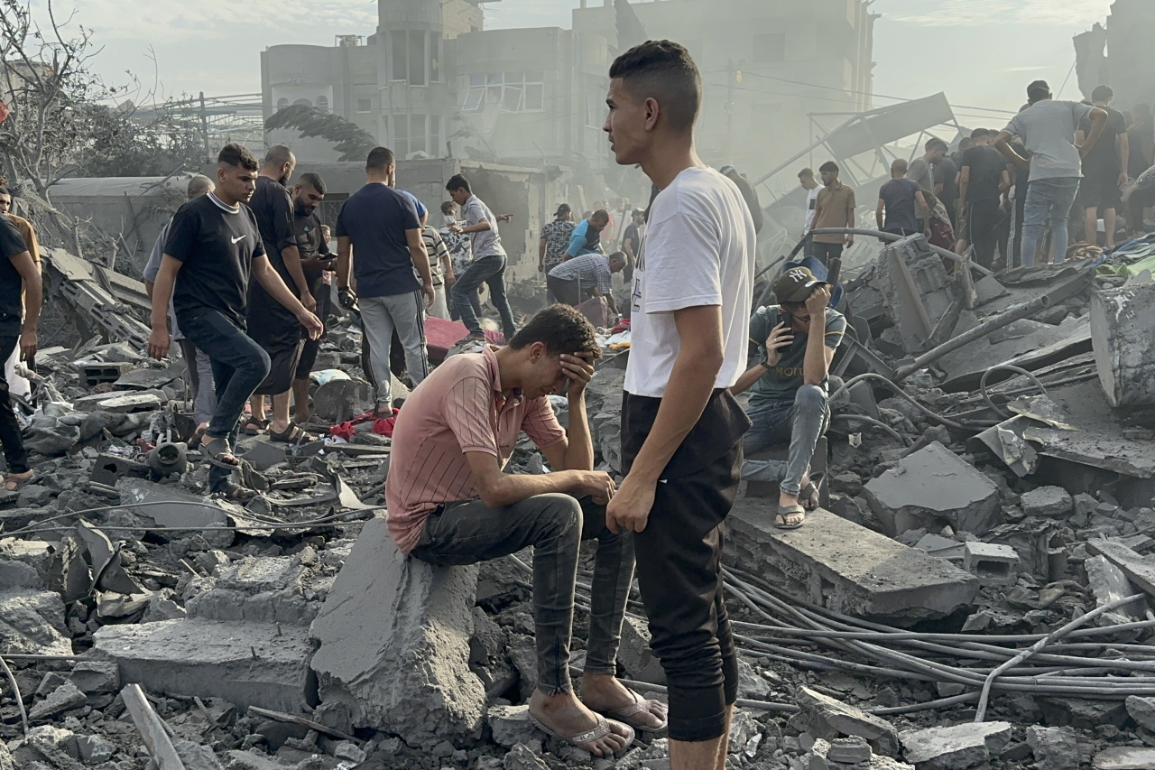 Palestinians look for survivors following Israeli airstrike in Nusseirat refugee camp, Gaza Strip, Tuesday. (AP-Yonhap)