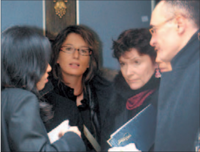 Former French investigating magistrate Marie-Dominique Boulard-Paolin (second from right) and police officers investigating a triple infanticide case in Seoul, Feb. 13, 2007 (The Korea Herald DB)