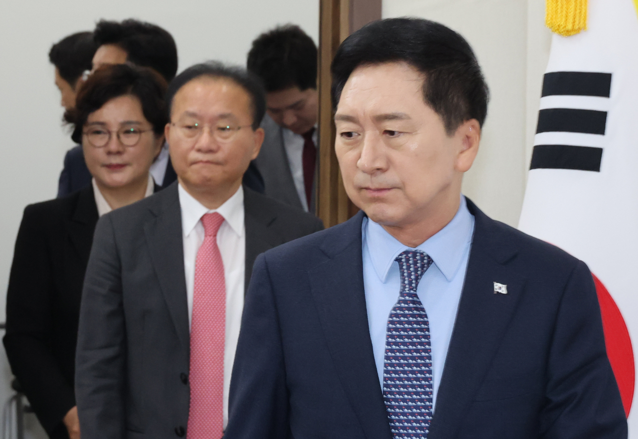 Ruling People Power Party Chairman Kim Gi-hyeon (right) enters a party supreme council meeting at the National Assembly on Thursday. (Yonhap)