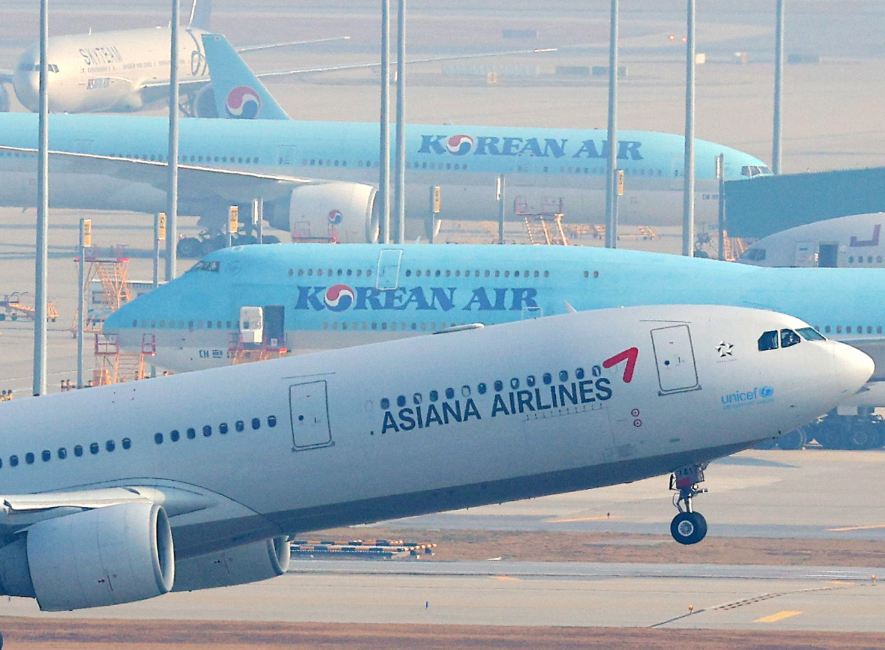 An Asiana Airlines aircraft takes off at Incheon International Airport, west of Seoul, on Monday. (Yonhap)