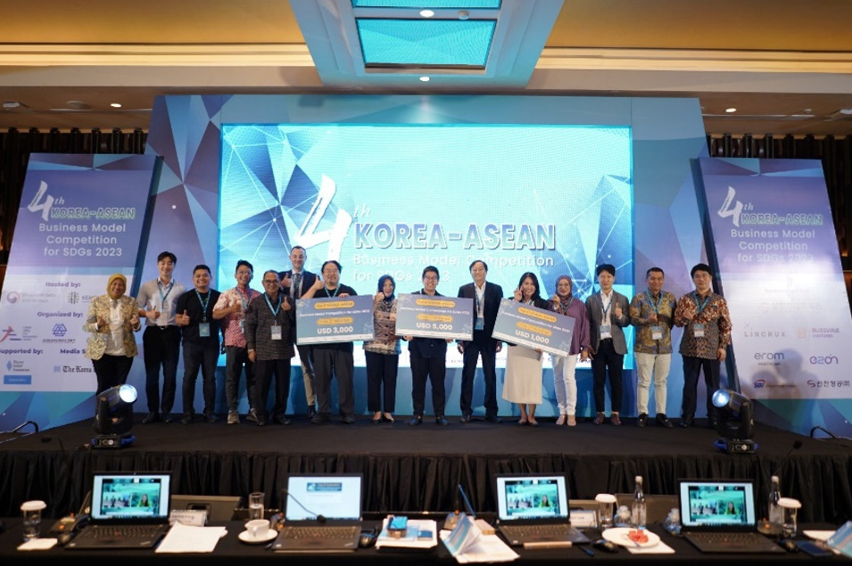 The winners of the 4th Korea-ASEAN Business Model Competition for SDGs 2023 pose for a photo after the final pitching contest held at a hotel in Jakarta, Indonesia, Oct. 31. (Green Business Center of Indonesia)