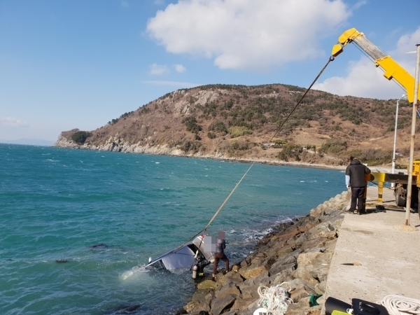 Yeosu Coast Guard recovers Park's car on Geumo Island, Yeosu, South Jeolla Province, Jan. 1, 2019. (Yoesu Coast Guard)