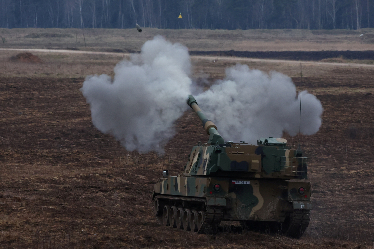 A K9 howitzer, delivered in the first batch of arms from South Korea under contracts signed in recent months, fires during a military drill at a military range in Wierzbiny near Orzysz, Poland, March 30, 2023. REUTERS/Kacper Pempel/File Photo