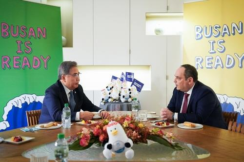 South Korean Foreign Minister Park Jin (L) meets with Dimitri Kerkentzes, secretary general of the Bureau International des Expositions, in Paris on Friday, in this photo provided by the foreign ministry. (Yonhap)