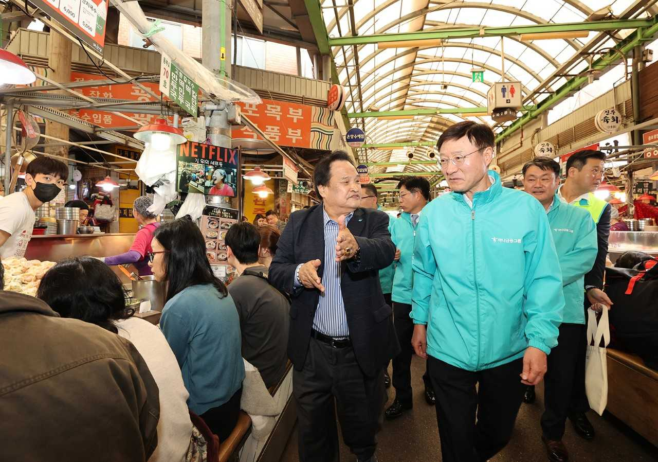 Hana Bank CEO Lee Seung-lyul (right) visits Gwangjang Market, a traditional market in central Seoul, Friday. (Hana Bank)