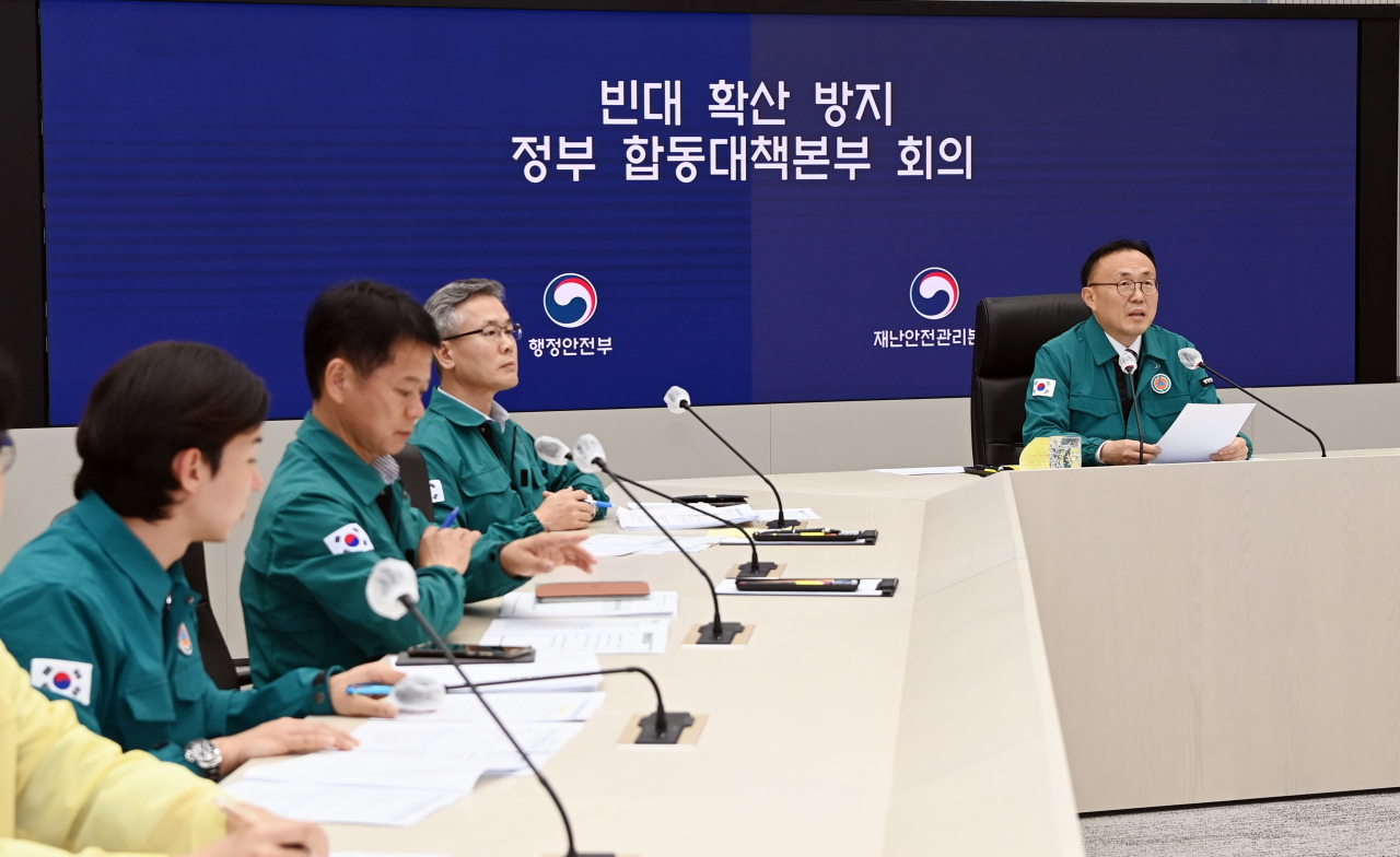 Yi Han-kyung (right), chief of the disaster management office at the Interior and Safety Ministry, presides over the first emergency response meeting of the government's joint response team to prevent the spread of bedbugs at the government complex in Sejong, Friday. (Ministry of the Interior and Safety)