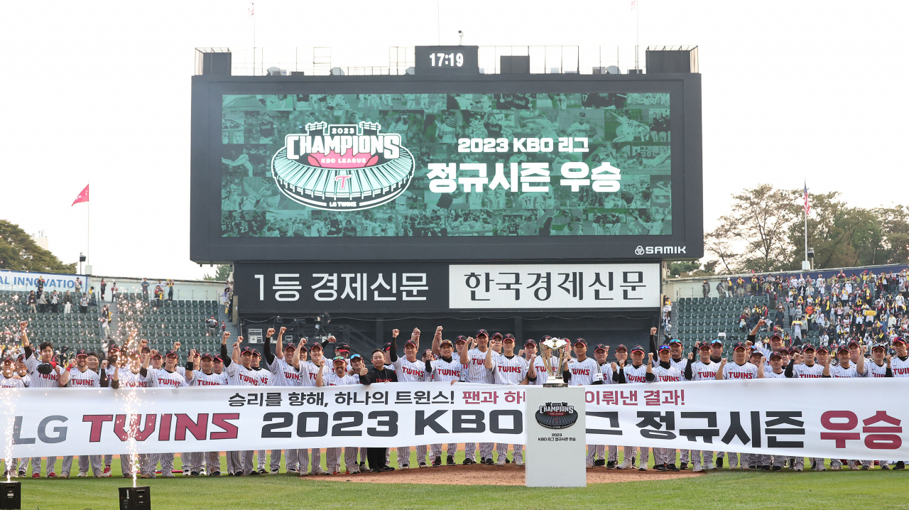 In this file photo from Oct. 15, LG Twins players celebrate their Korea Baseball Organization regular season crown during a ceremony at Jamsil Baseball Stadium in Seoul. (Yonhap)