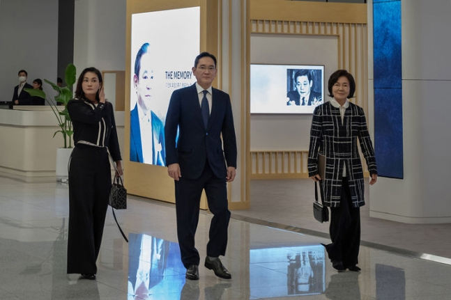 Samsung Electronics Chairman Lee Jae-yong (center), his younger sister Samsung Welfare Foundation chief Lee Seo-hyun (left) and their mother Hong Ra-hee attend a memorial ceremony marking the third anniversary of former Samsung Group Chairman Lee Kun-hee's passing in Yongin, Gyeonggi Province, on Oct. 19. (Samsung Electronics)