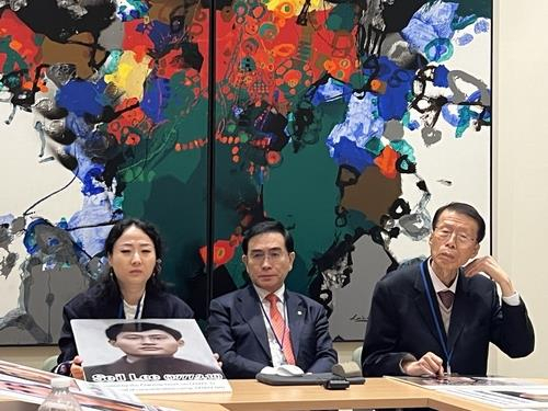 Rep. Tae Yong-ho (center) holds a meeting with correspondents in New York on Monday. (Yonhap)