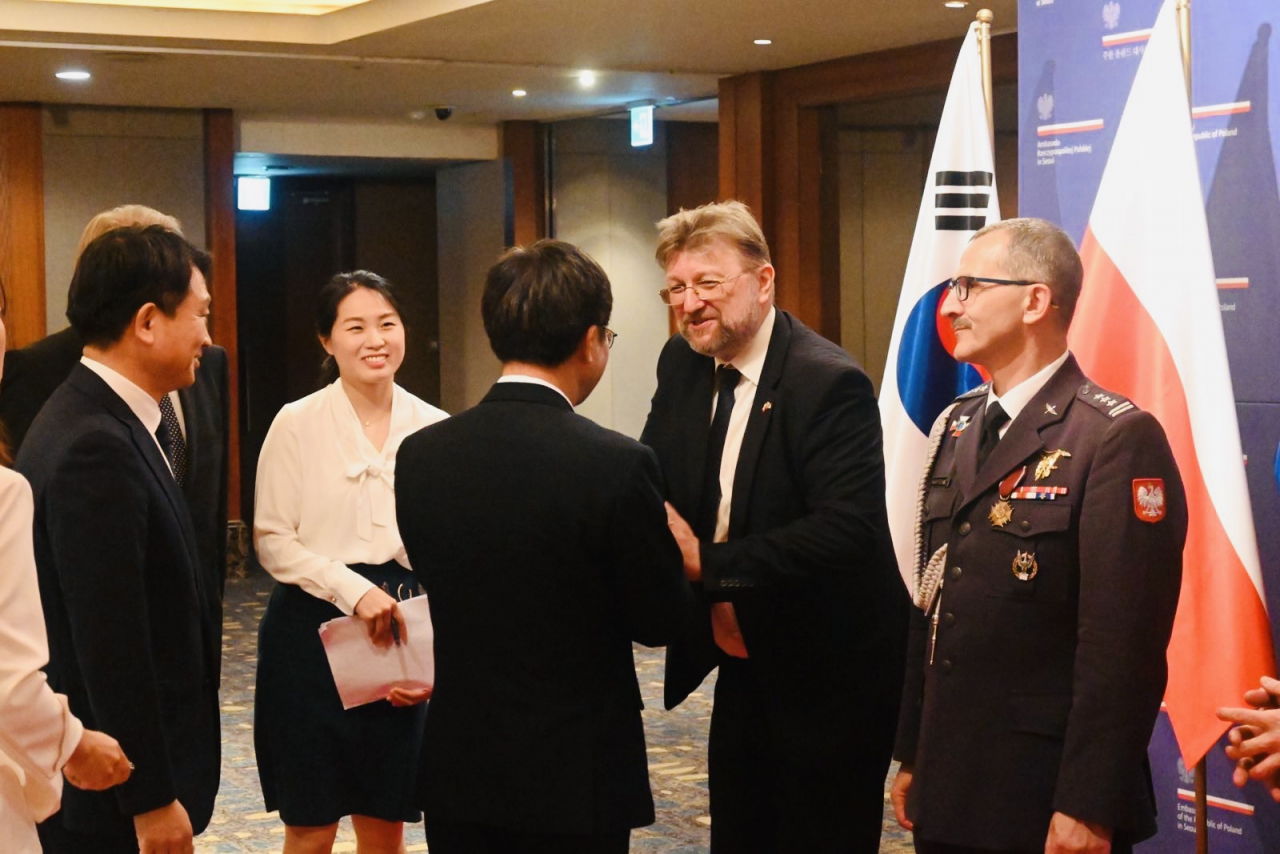 Polish Ambassador to Korea Piotr Ostaszewski (second from right) exchanges greetings with Gyeonggi Province Gov. Kim Dong-yeon (center) ahead of the 105th anniversary of Polish Independence Day at Lotte Hotel in Jung-gu, Seoul, Monday. (Sanjay Kumar/The Korea Herald)