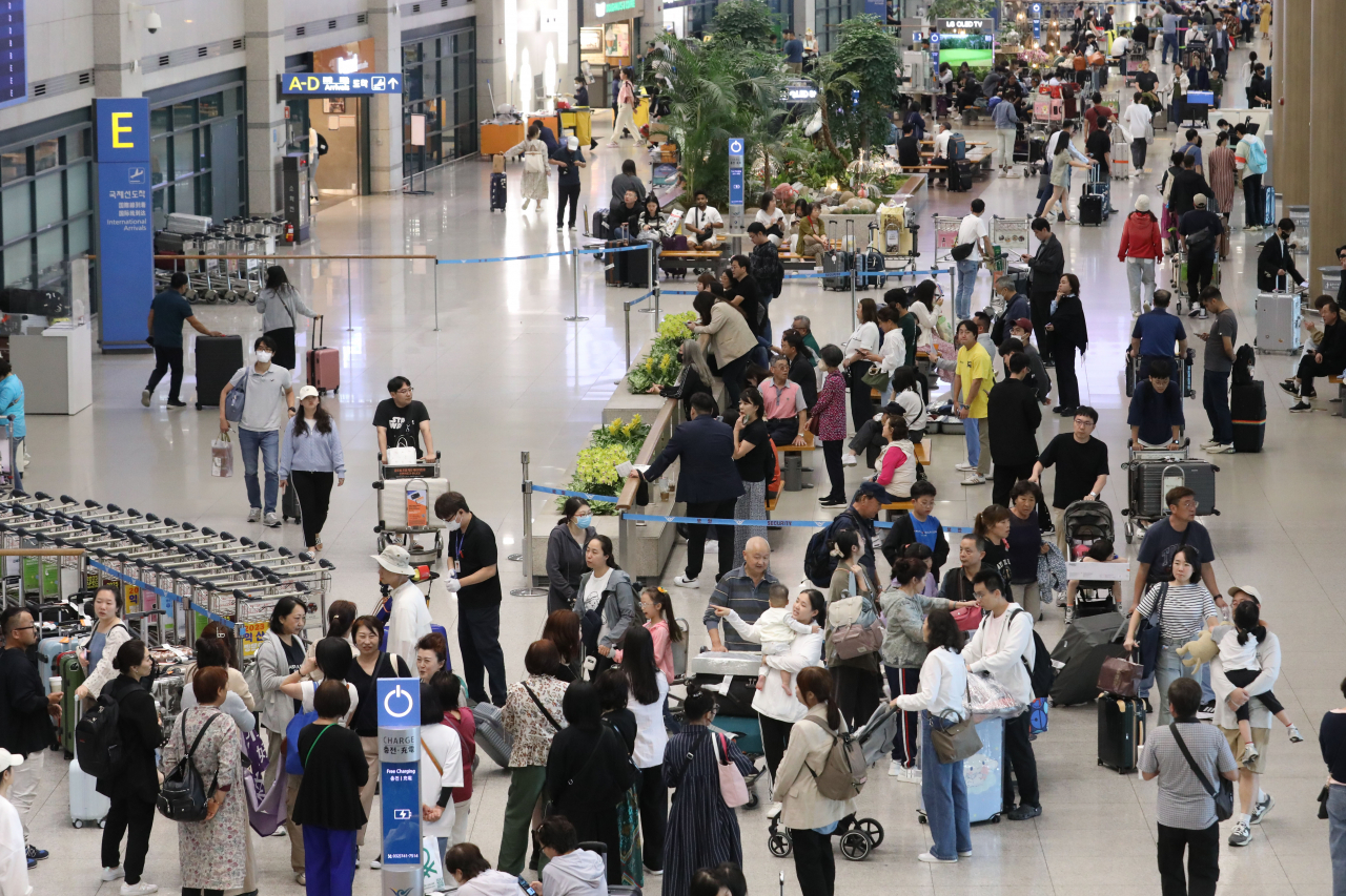 Passengers arrive at Incheon Airport on Oct. 3, the last day of the Chuseok holidays (Newsis)