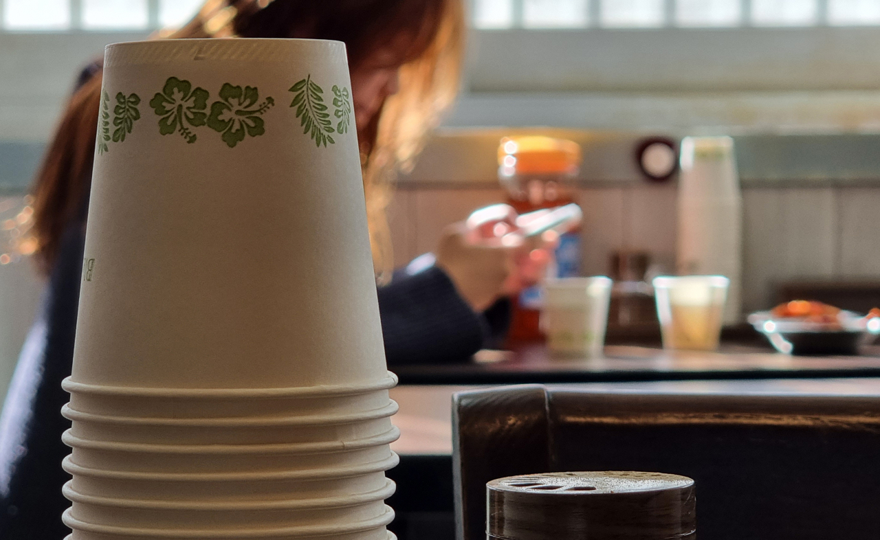 Disposable paper cups are provided for customers at a restaurant in the Euljiro area of central Seoul, Tuesday. (Yonhap)