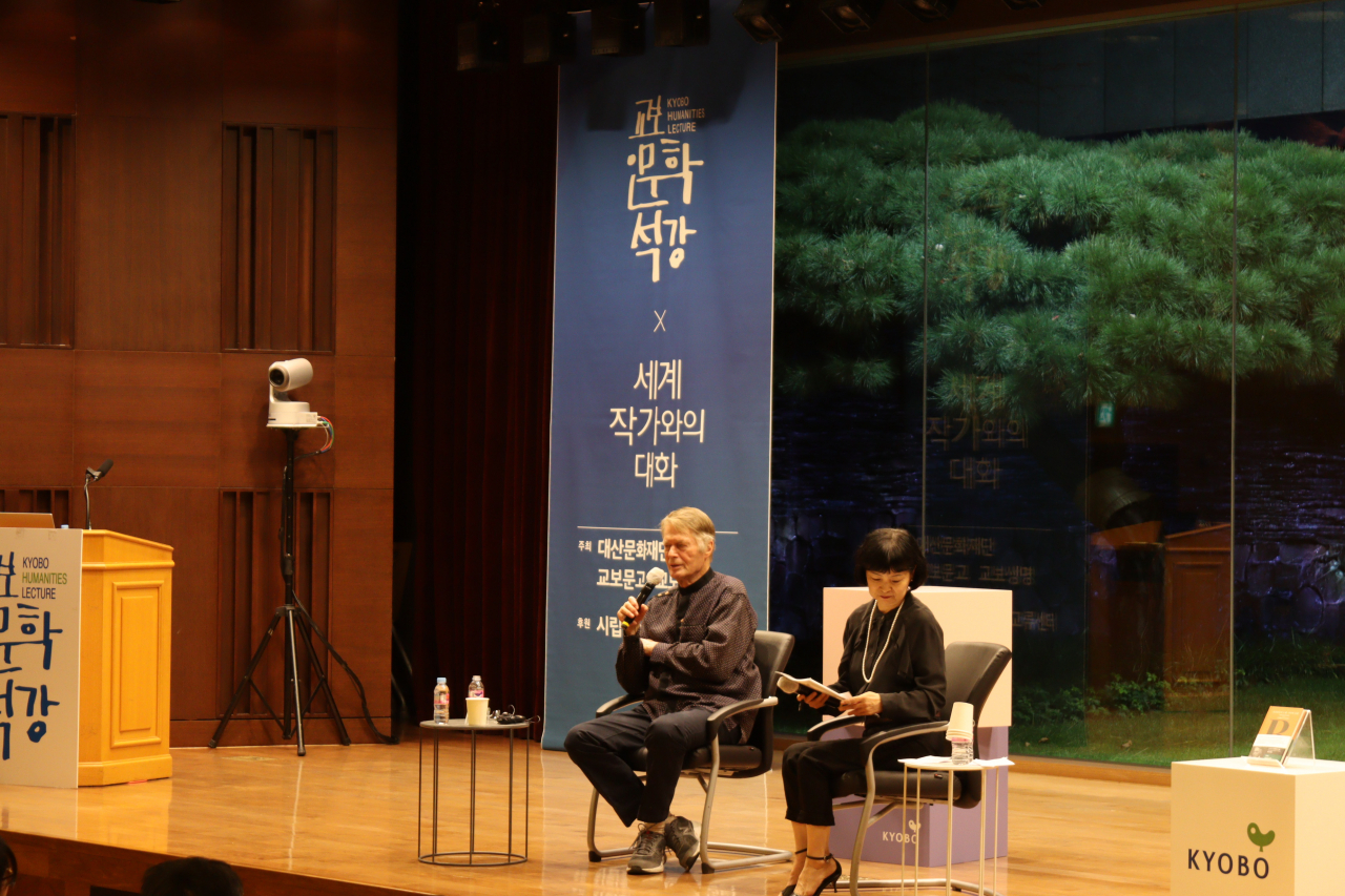 Jean-Marie Gustave Le Clezio (left) speaks at a lecture at the Kyobo Building in Gwanghwamun, Seoul, Friday. (The Daesan Foundation)