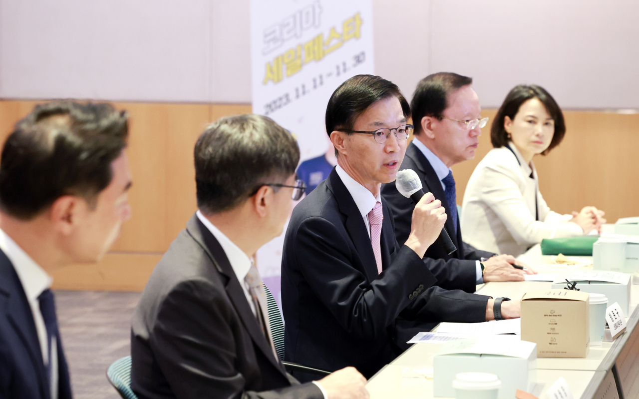 Industry Minister Bang Moon-kyu (3rd from left) speaks during a meeting with executives from businesses, including Samsung, LG, Hyundai and Lotte, on the upcoming Korea Sale Festa 2023 at the Federation of Korean Industries in Seoul on Tuesday. The annual festival is scheduled to run from Nov. 11-30 nationwide, offering the largest-ever discounts this year. (Yonhap)