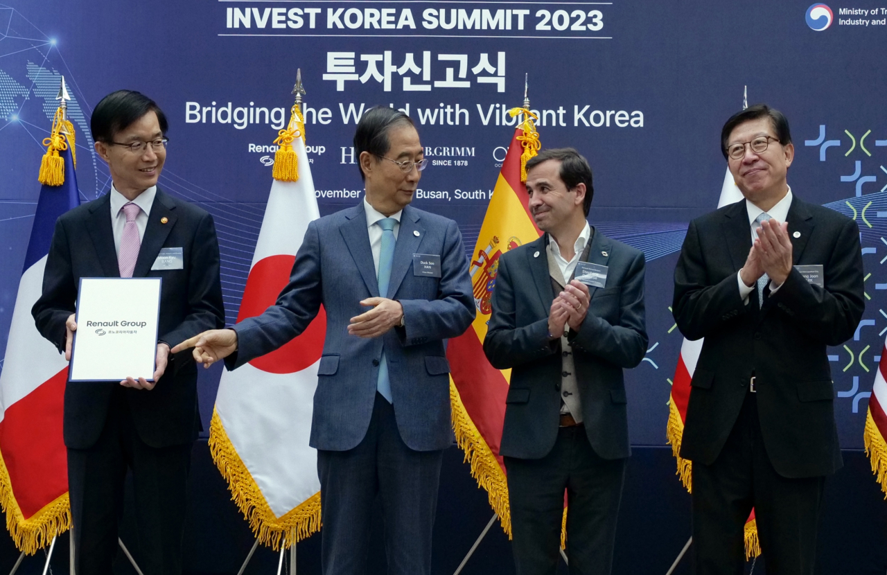 (From left) Industry Minister Bang Moon-kyu, Prime Minister Han Duck-soo, Renault Korea Motors CEO Stephane Deblaise and Busan Mayor Park Hyung-jun pose for a photo during the Invest Korea Summit 2023 held in Busan on Tuesday. (Renault Korea Motors)