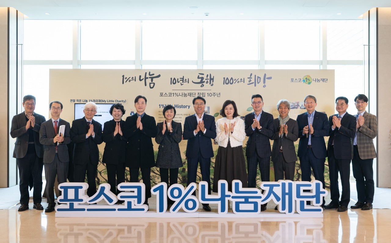 Posco Group CEO Choi Jeong-woo (center), who doubles Posco 1 percent Foundation chairman, poses for a photo alongside company executives at the Posco office in Seoul Wednesday. (Posco)