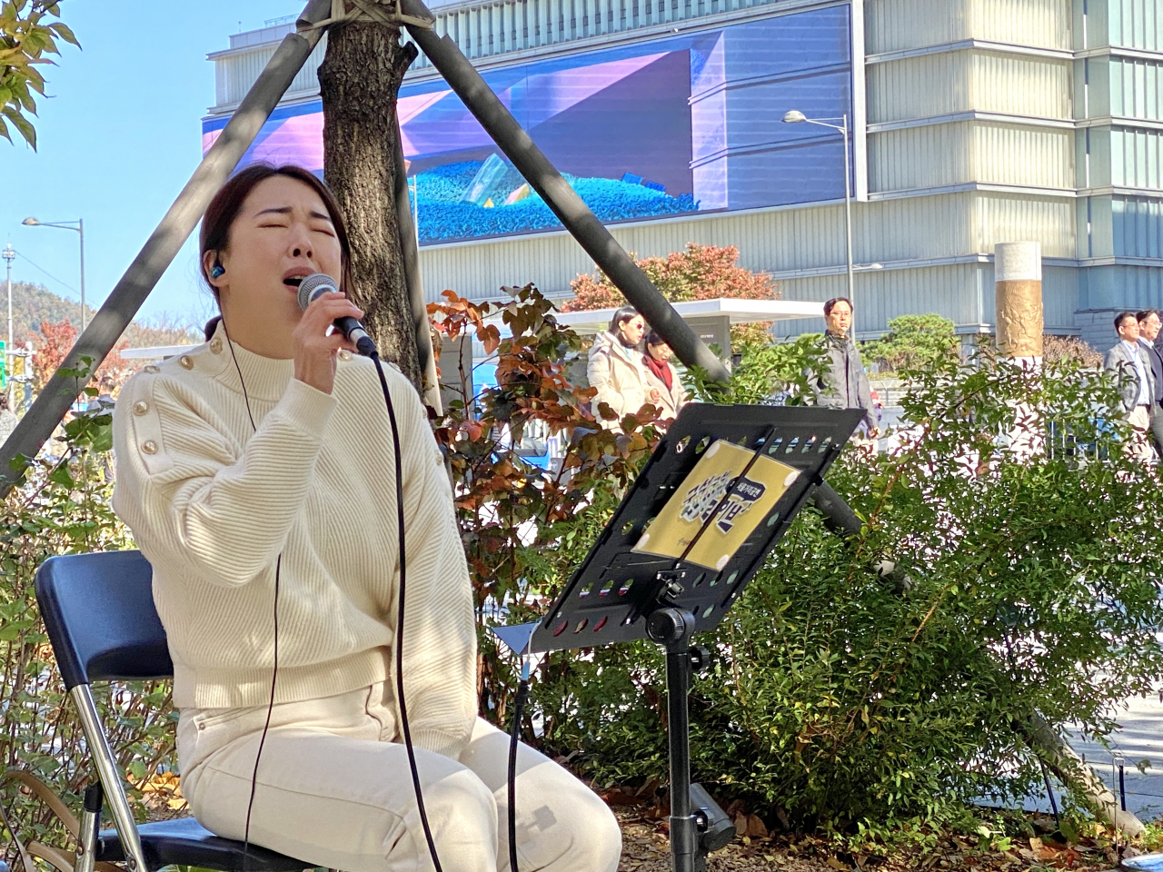 Ma Hak-jeong sings 