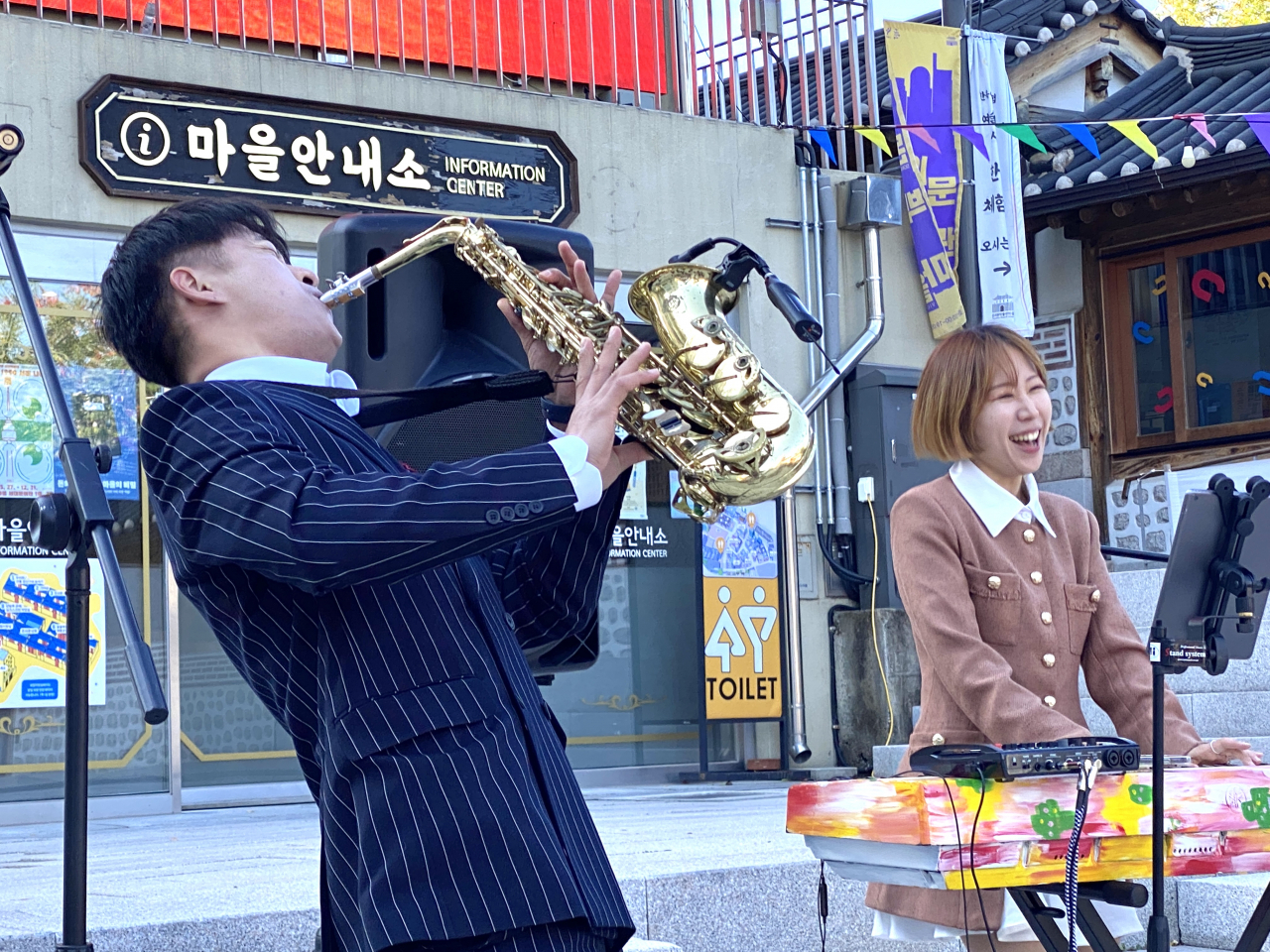 Jazz duo Grooveus, composed of saxophonist Han Hun-sik (left) and keyboardist Park Ji-yun, performs 